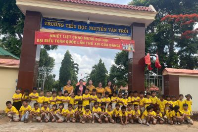 Các bé khối lớp lá của trường MG Hoa Đào tham quan trường Tiểu học