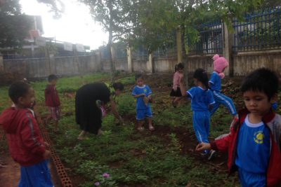 Cô giáo và trẻ lớp Lá