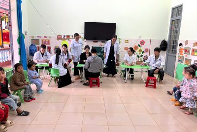 Trường MG Hoa Đào phối hợp với trạm y tế phường Cư Bao tổ chức khám sức khoẻ đầu năm học cho học sinh toàn trường
