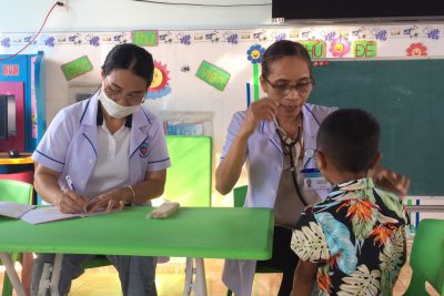 Sáng ngày 19/9/2023 Nhà trường đã phối hợp với Trạm y tế xã khám sức khoẻ định kì cho các cháu